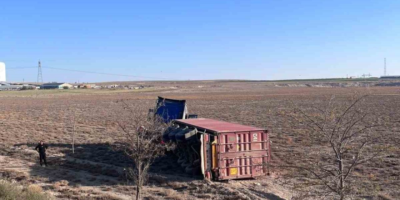 Kontrolden Çıkan Tır Yol Kenarına Devrildi: Sürücü Yaralı