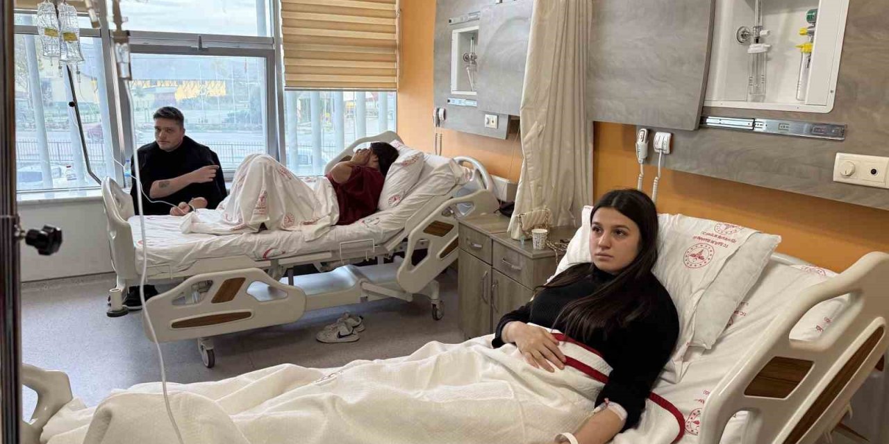 Midyeden zehirlenen 4 genç hastaneye kaldırıldı