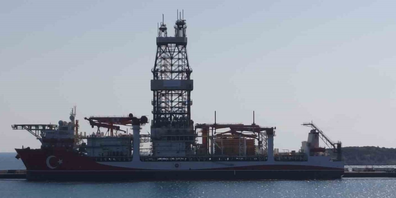 Türkiye’nin 228 metrelik denizdeki yeni gücü kırmızı beyaza boyandı