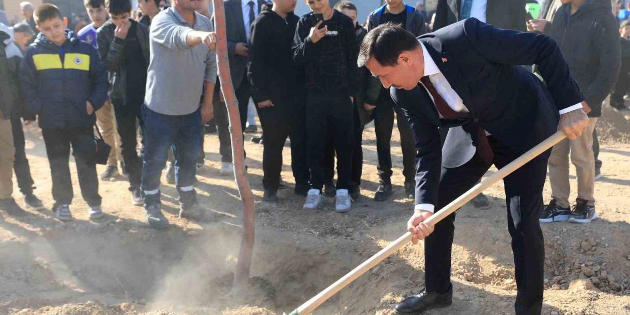 Karatay'da 10 Bin Metrekarelik Yeni Alan Yüzlerce Fidana Ev Sahipliği Yaptı