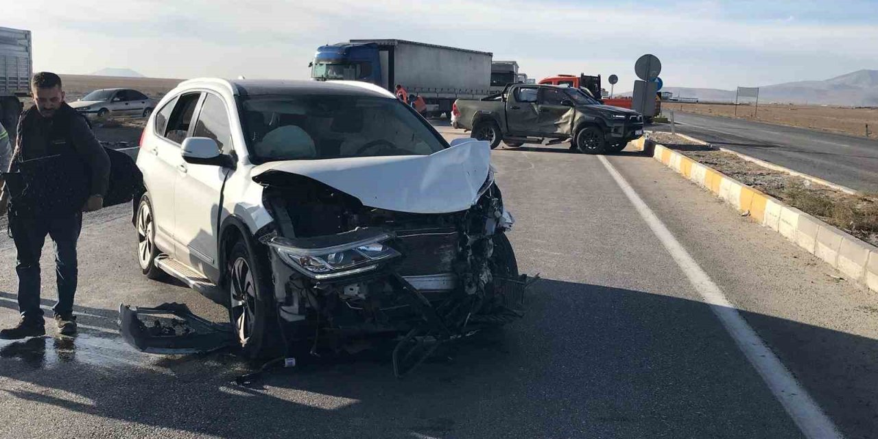 Konya'da kontrolsüz dönüş kazaya neden oldu: 3'ü çocuk, 7 yaralı