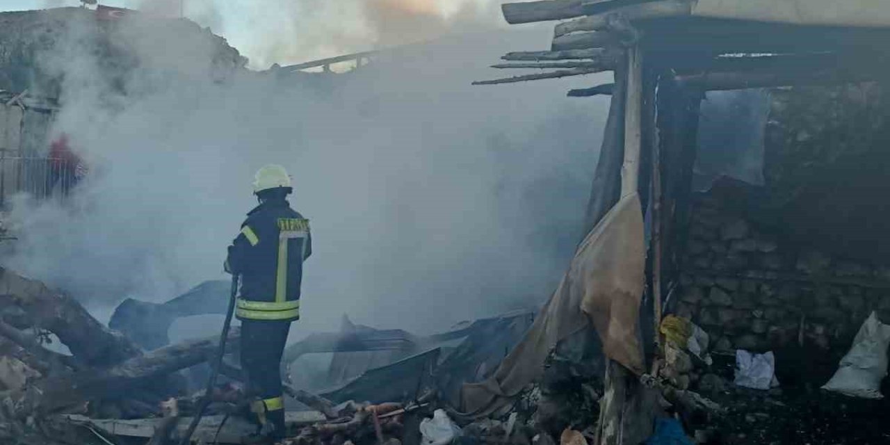 Ahır yangını 2 eve sıçradı: Maddi hasar büyük