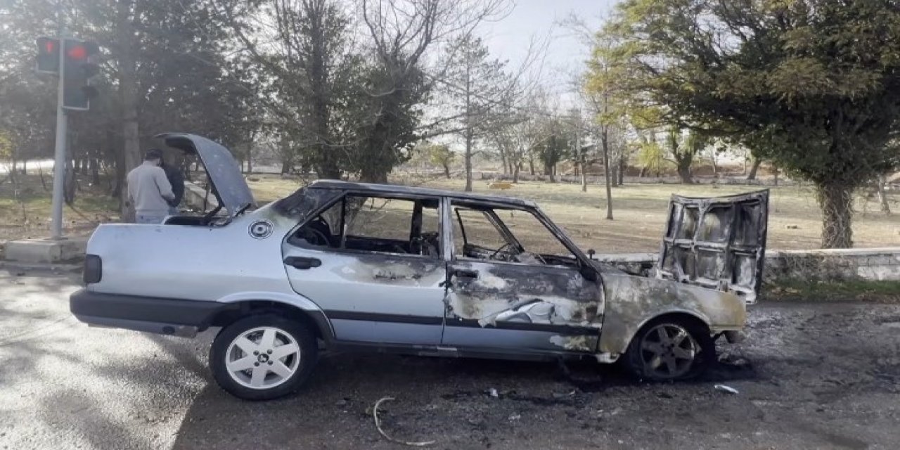 İşten çıktı, evinin yolunda otomobili yandı