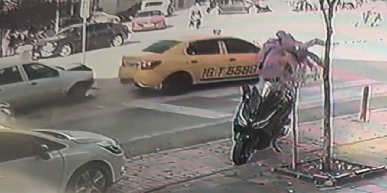 Yol verdi, yine de çarptı: Yaya geçidi kazası kamerada