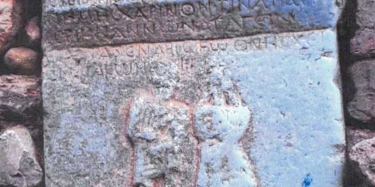 Köydeki bir evin temelindeki tarihi taşı söken muhtar tutuklandı