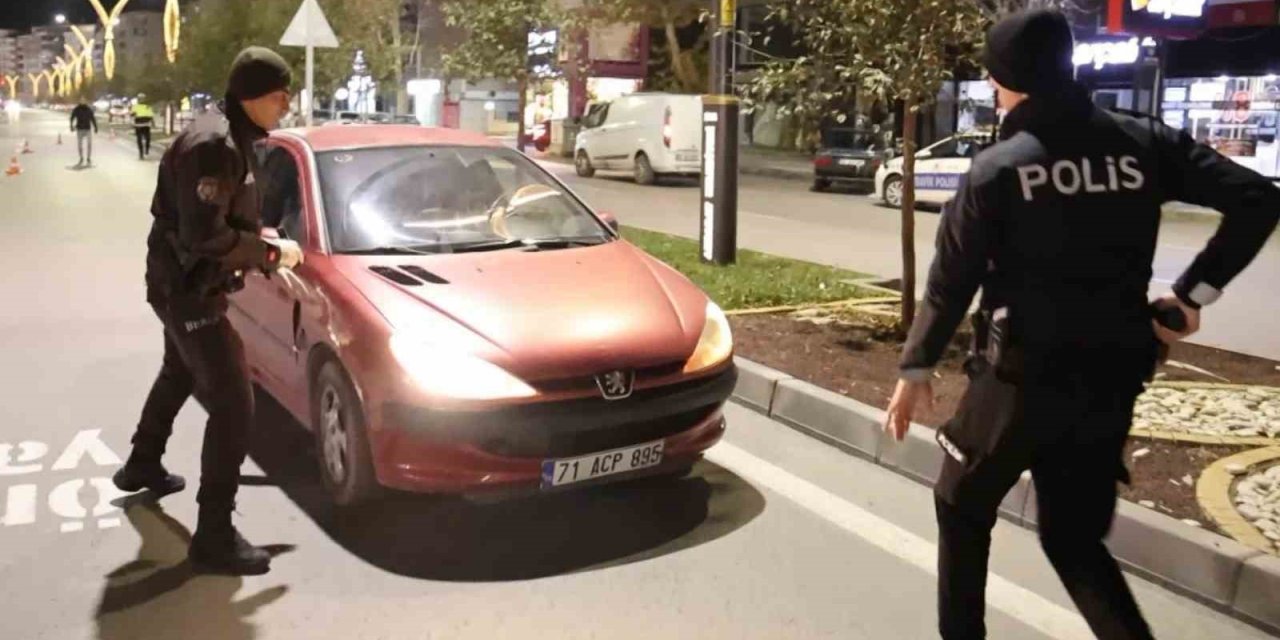 15 yaşında direksiyona geçti: Polisten kaçarken böyle yakalandı