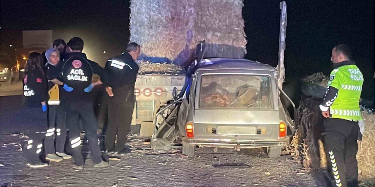 Tıra ok gibi saplandı: Otomobildeki karı-koca hayatını kaybetti