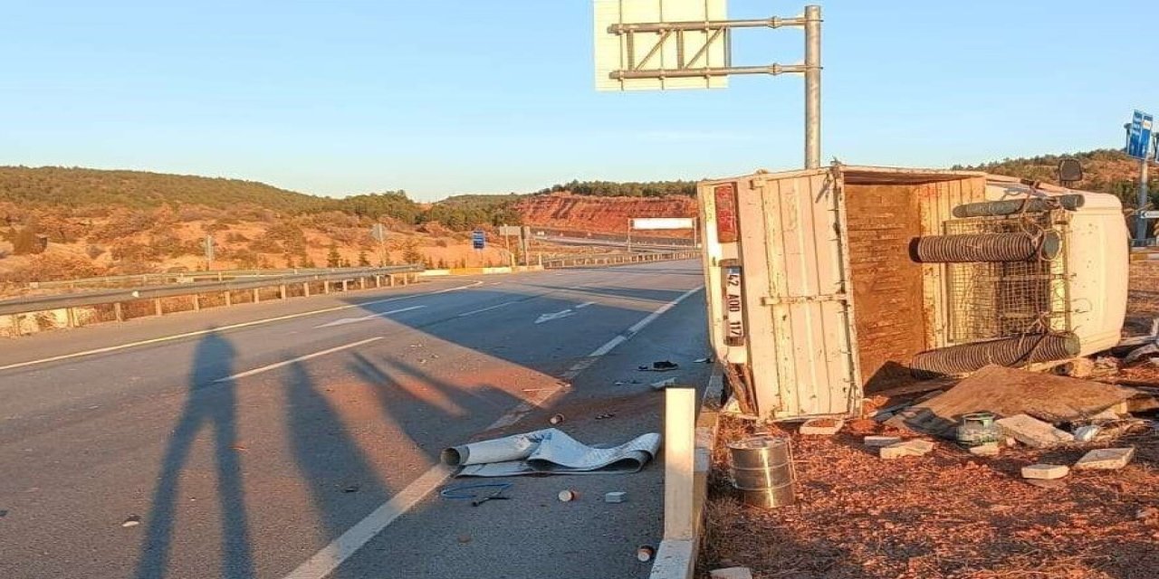 Konya'da kamyonun çarptığı kamyonet devrildi: Genç yolcu hayatını kaybetti