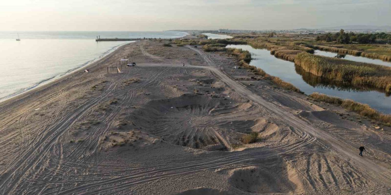 Kum Hırsızları Sahili Kum Ocağına Çevirdi: Doğa Tahribatı Dronla Belgelendi