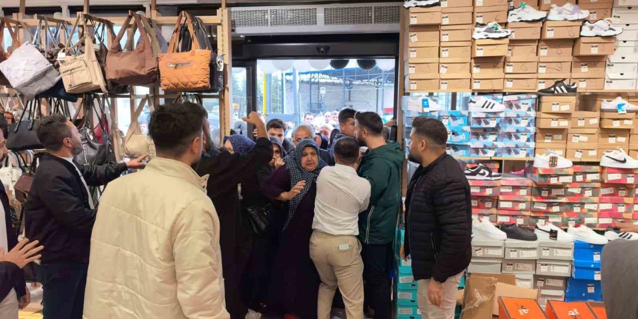 Açılışa özel 10 lirayı duyan mağazaya koştu