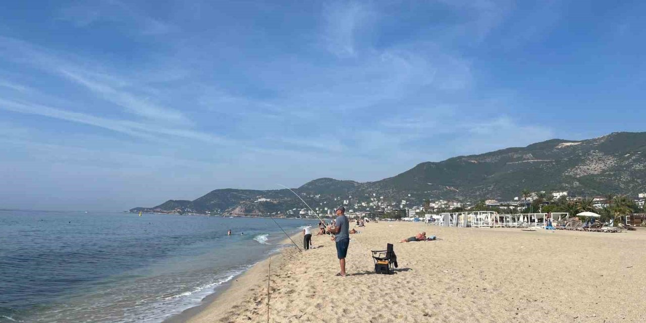 Karadeniz'in karlı yaylalarından inip Alanya'da denize girdi