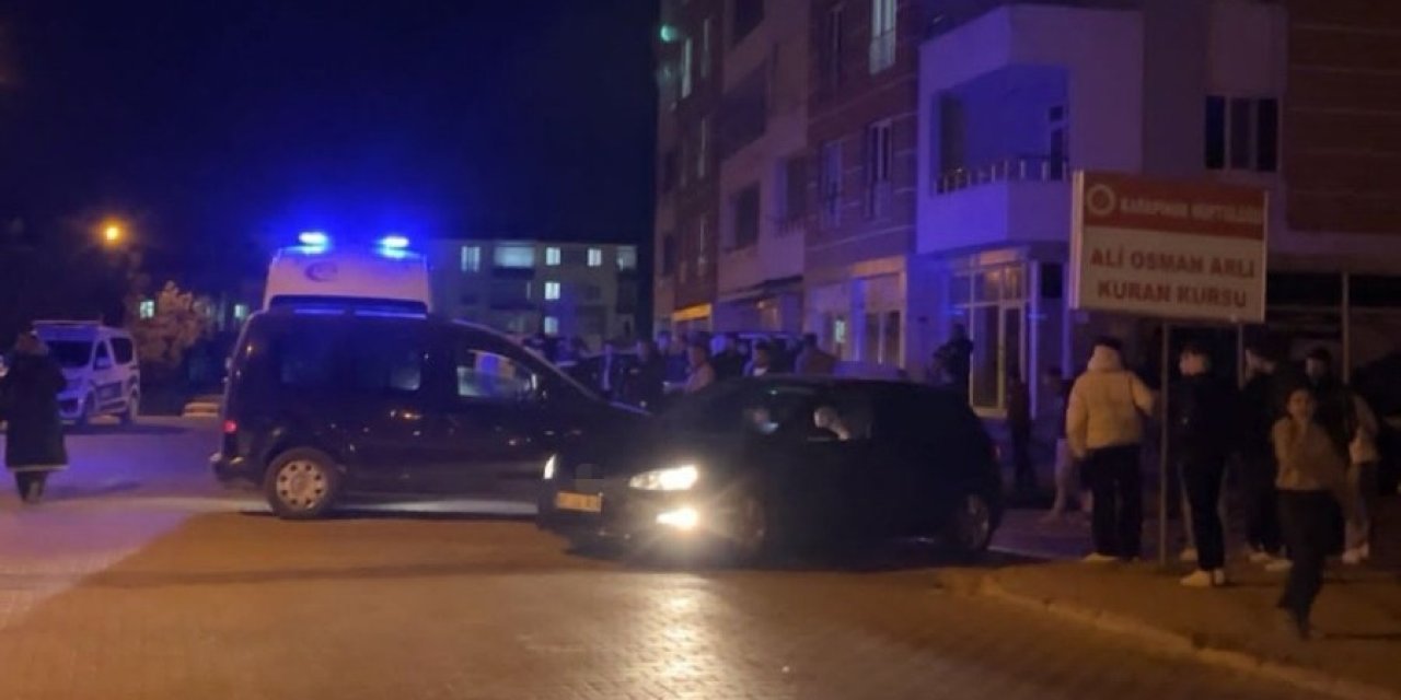 Otomobille motosiklet çarpıştı, herkes sokağa döküldü