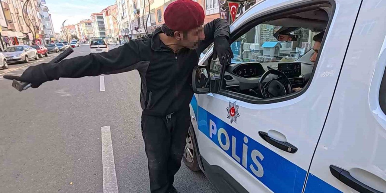 Caddeyi Tamirhaneye Çevirdi, Şikayet Edenleri Tehdit Etti