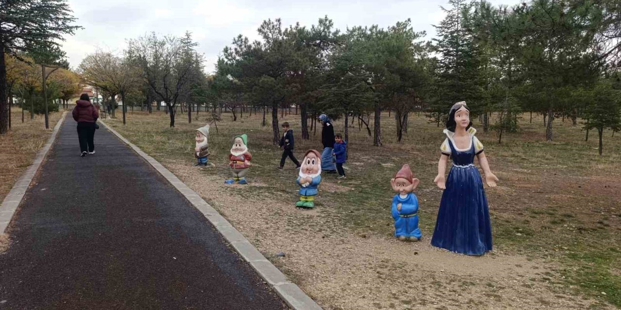 Pes Dedirten Hırsızlık: Pamuk Prenses'in Cüceleri Kayıp!