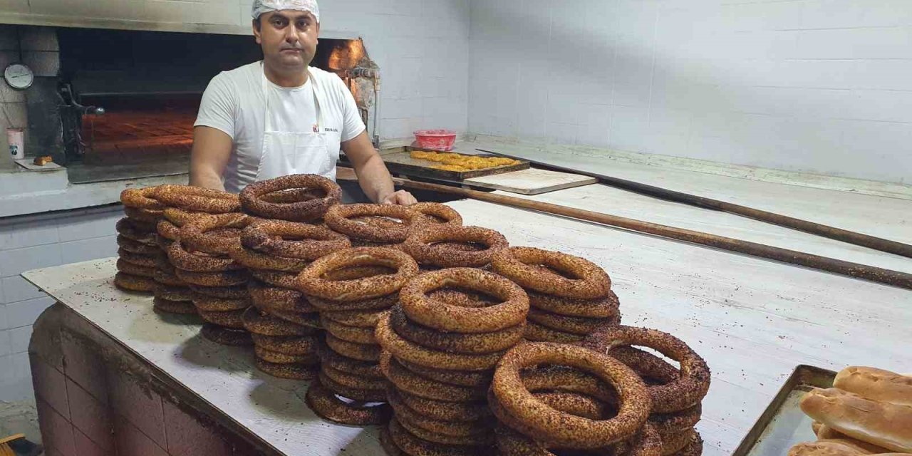 Demirci'de öğretmenlere ücretsiz simit jesti