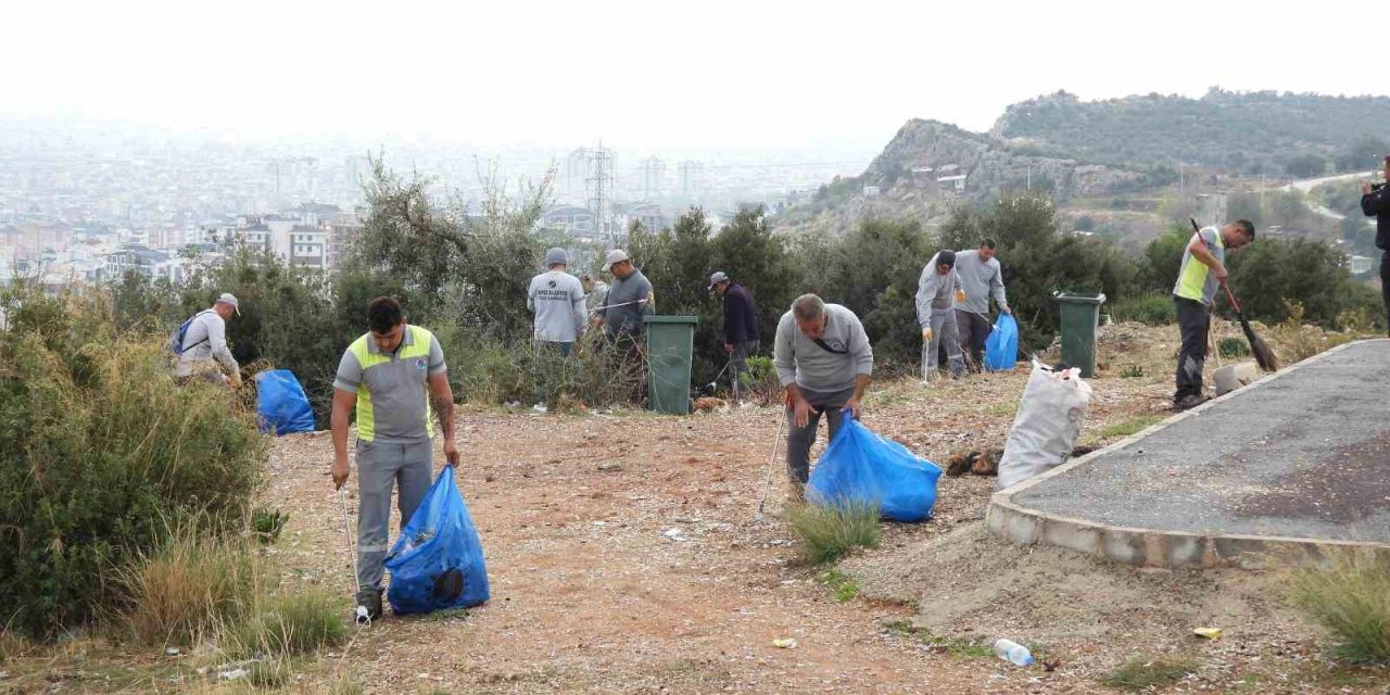 Üç haftada 80 çuvallık çöp attılar
