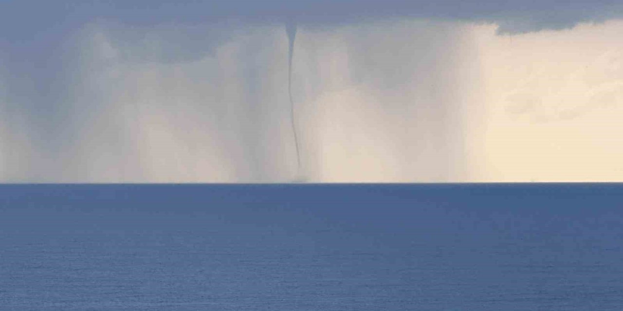 İncekum’da ardı ardına çıkan hortumlar kamerada