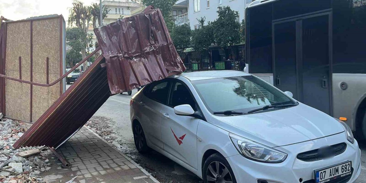 Fırtına yine hasar çıkardı