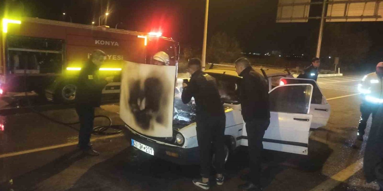 Kırmızı Işıkta Bekleyen Otomobil Alev Aldı