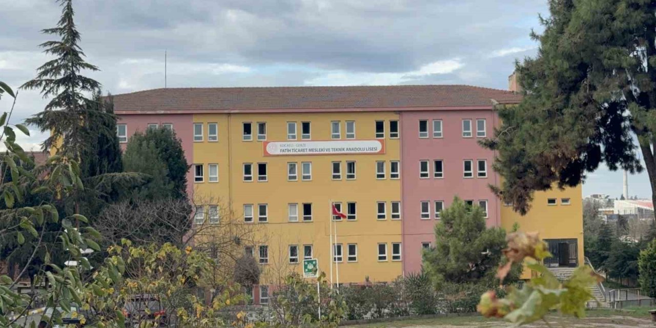 Gebze'de 15 öğrenci zehirlenme şüphesiyle hastaneye kaldırıldı