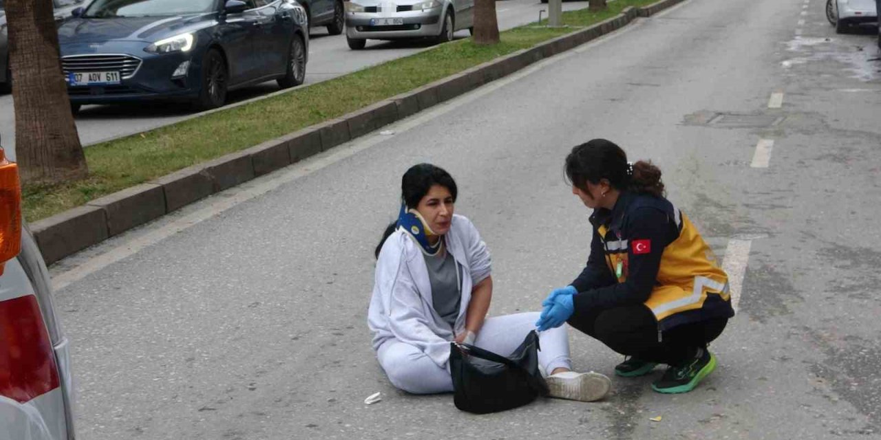 Aracın açılan kapısına çarpan motosikletli kızlar yaralandı