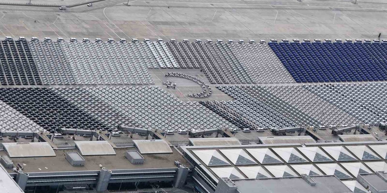 Teslime hazır binlerce araç tek karede böyle görüntülendi