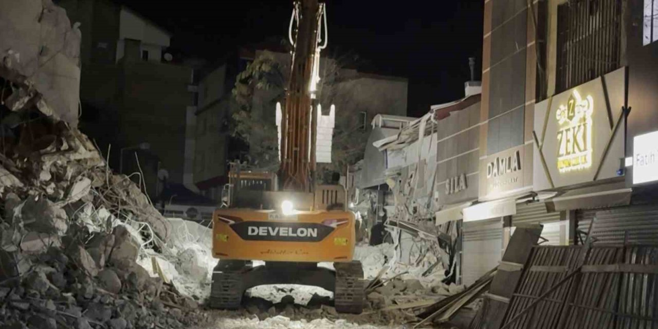 Belediyenin kontrolsüz yıkımı, dükkanları da yıkıyordu: 3 dükkan hasar aldı