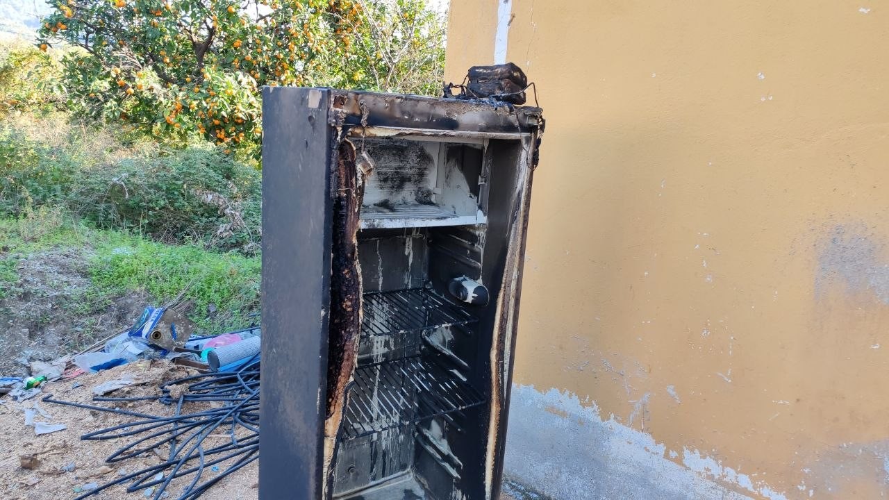 Buzdolabı yandı aile camdan atlayarak kurtuldu