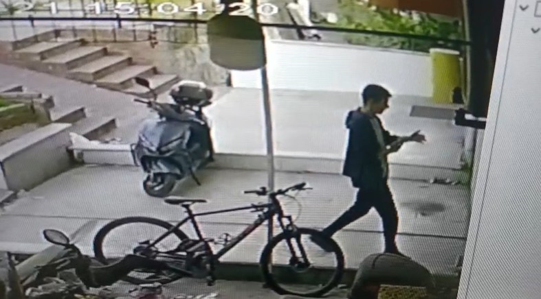 Alanya'da hırsız şoku! Eli boş girdi çanta ve bisikletle çıktı
