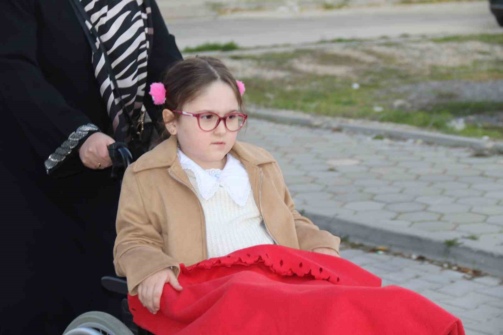 Engelli Kızı İçin Her Gün Merdiven Çıkan Anne, Okula Asansör Yapılmasını Talep Etti