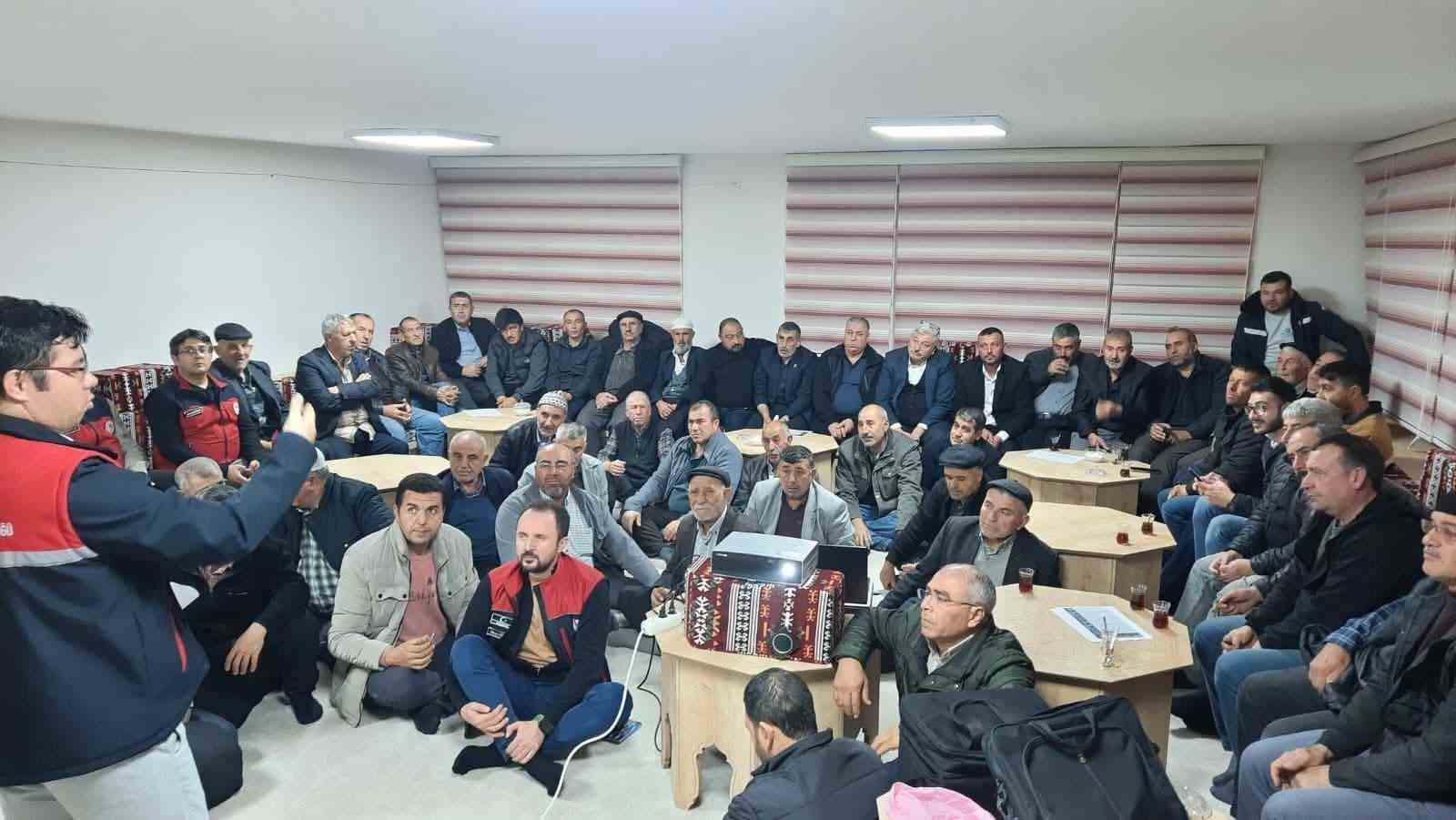 Onlarca başlıkta Afyon çiftçisine ders verildi