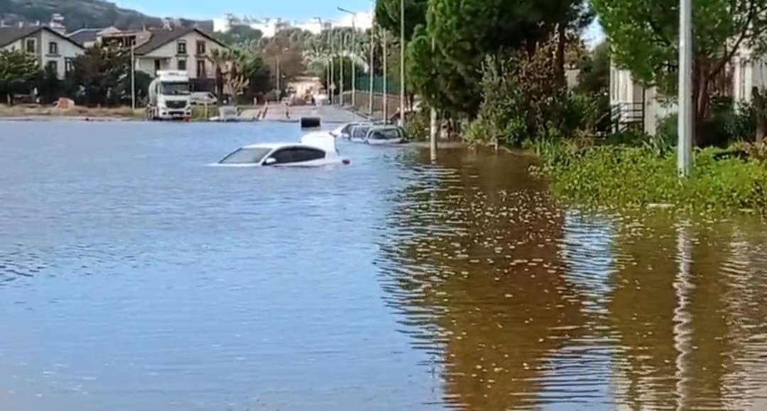 Dua fazla kaçtı arabalar sular altında kaldı
