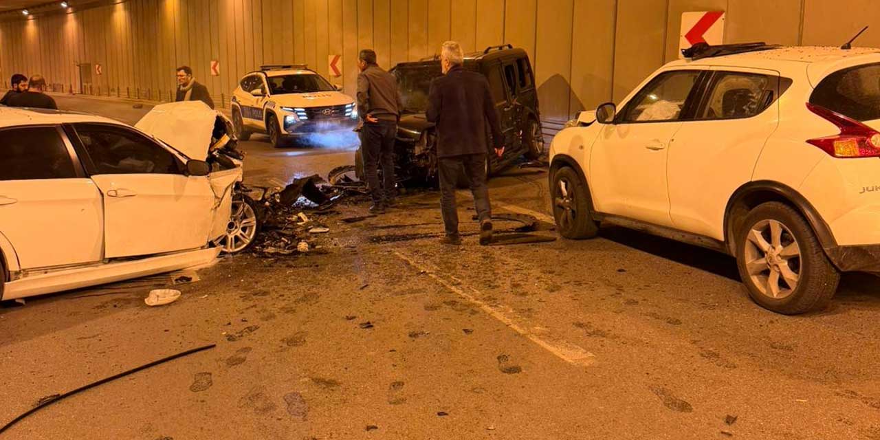 Polisten Kaçan Araç, Ters Şeride Girdi! Kafa Kafaya Çarpıştılar