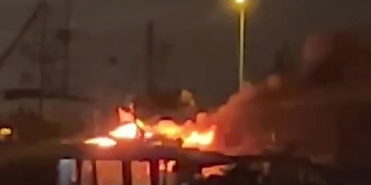 Düşen yıldırım 3 tekneyi küle çevirdi