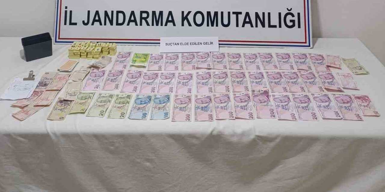 Mahalle muhtarı kumar oynatırken yakalandı