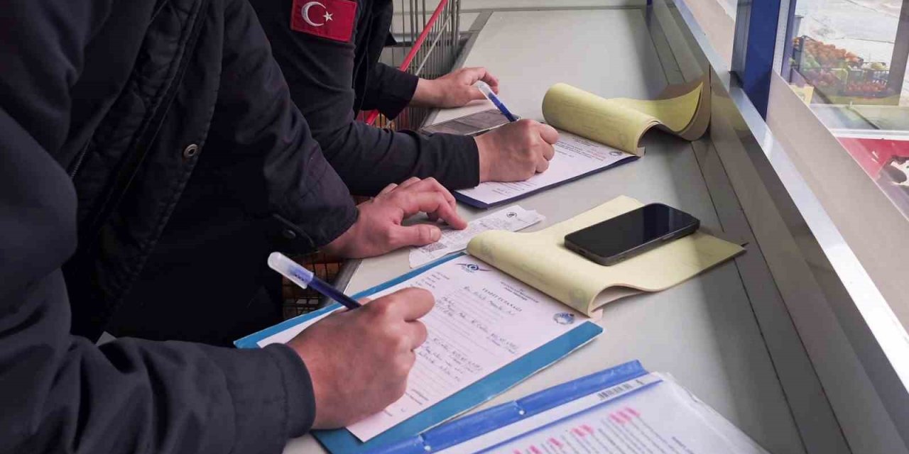 Kedi krizi yaşanan zincir markete denetim: Çok sayıda ürün imha edilecek