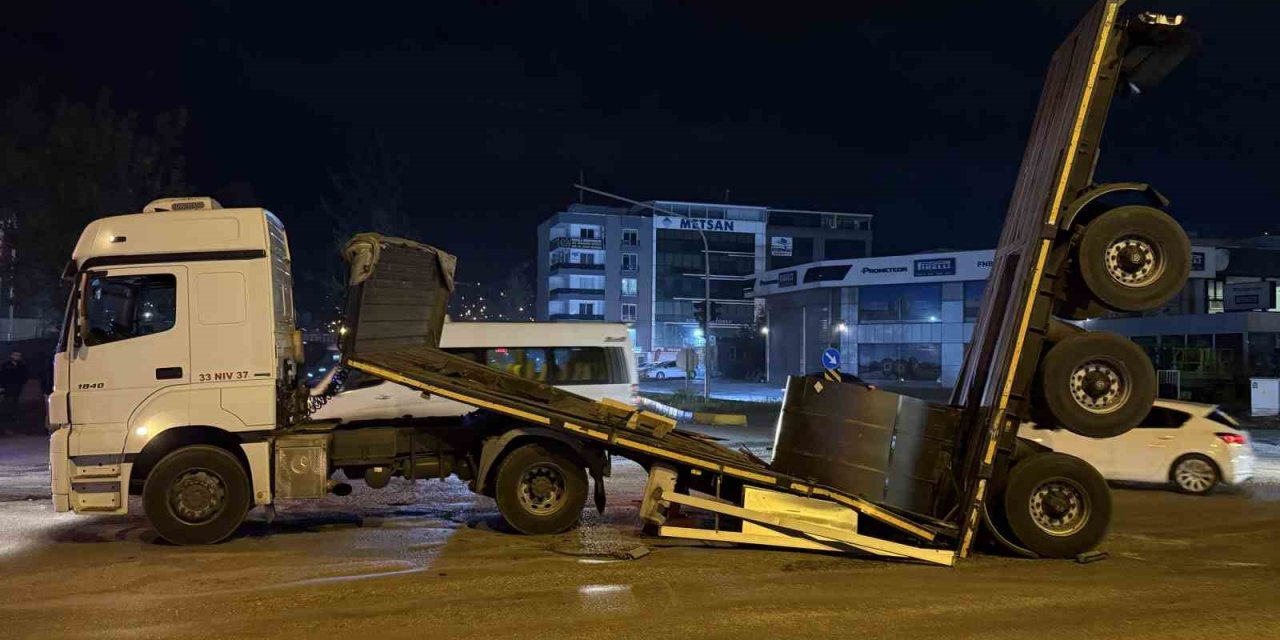 Ağırlığı kaldıramadı: Dorse ikiye ayrıldı