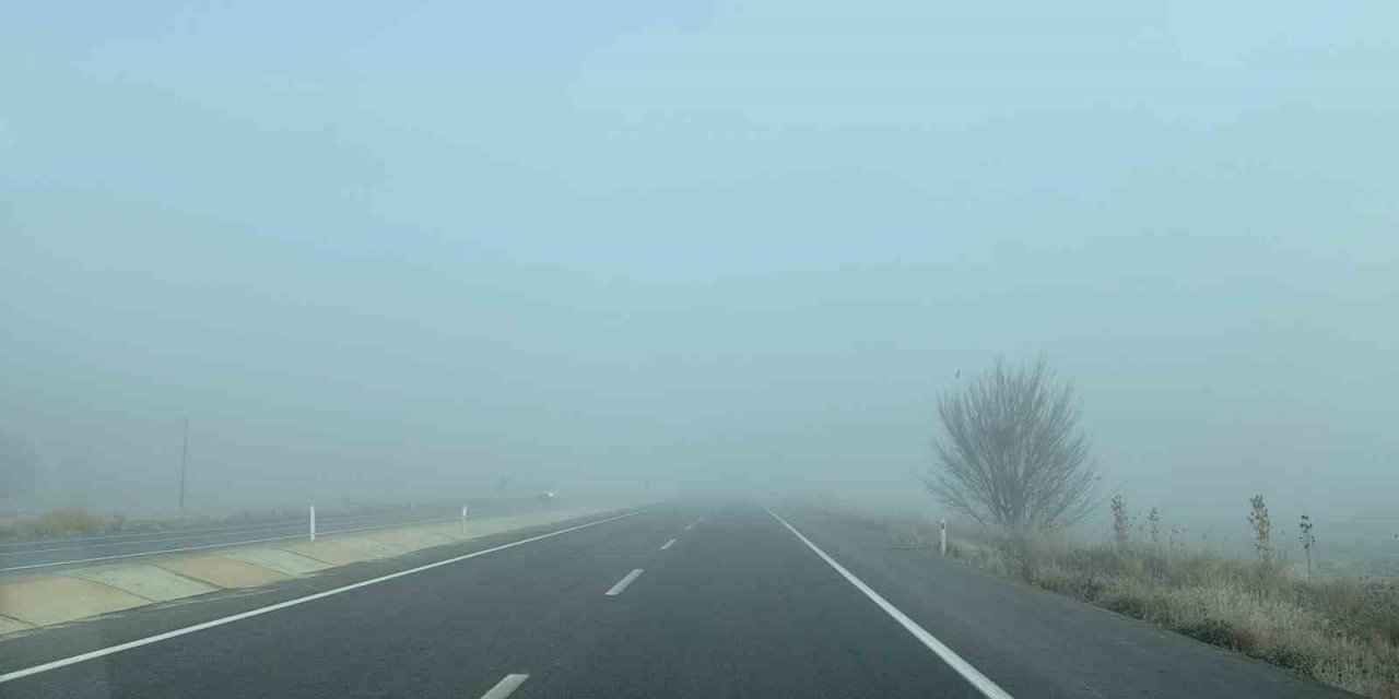 Afyon'u Ege ve Akdeniz'e bağlayan yol sisten kapandı