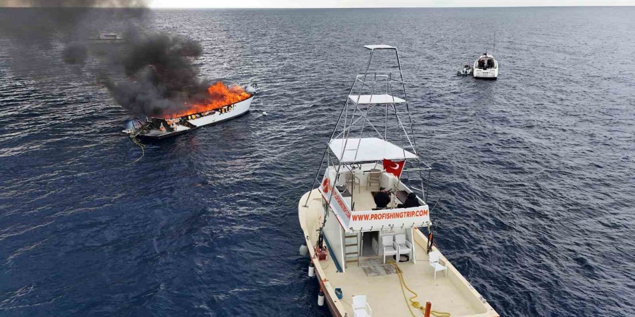 Lüks teknenin alev alev yandığı anlar dronla görüntülendi