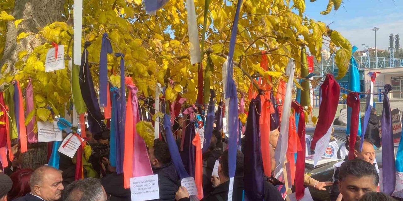 Memurlar bakanlığın önündeki ağacı ’dilek ağacı’na çevirdi