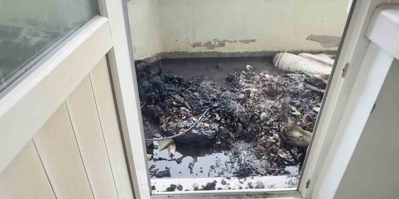 Balkona dökülen soba külü yangına neden oldu