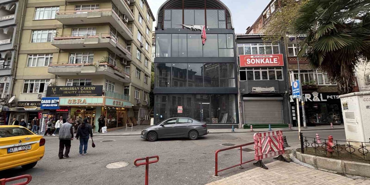 Belediyenin kaçak diye mühürlediği bina seçim ofisi oldu