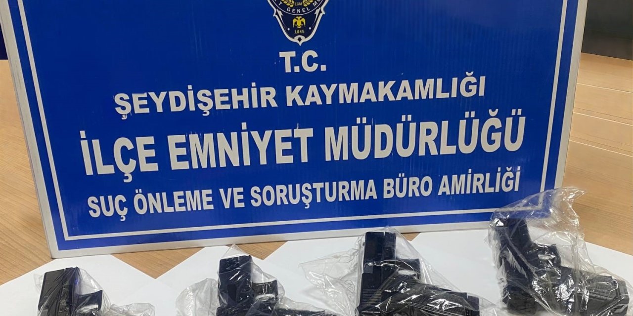 Seydişehir polisi şüpheli araçtan 4 ruhsatsız tabanca ele geçirdi