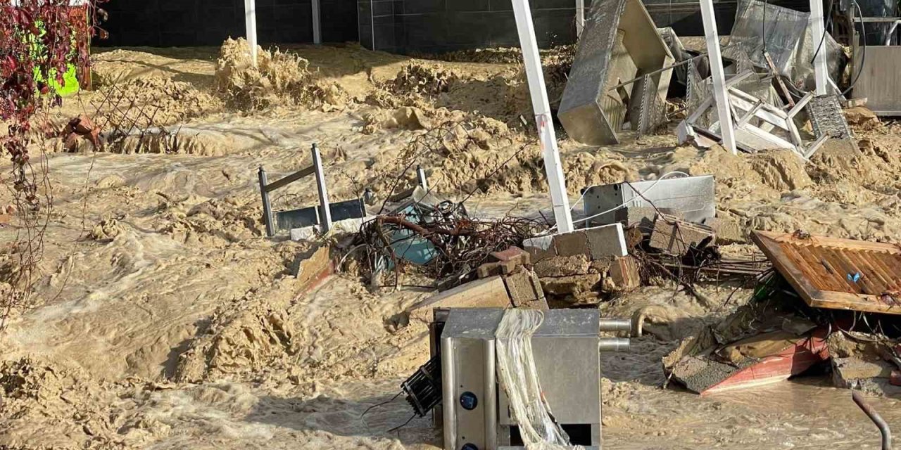 Alanya’da sağanak taşkına yol açtı, otel kafesi yıkıldı