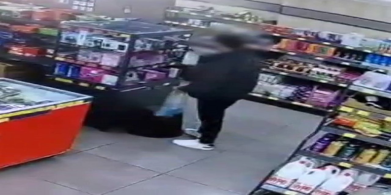 Zincir markette vitrini açan hırsız cep telefonu çaldı