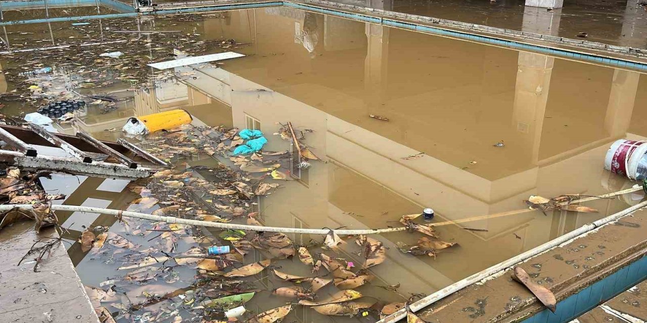 Sadece 15 dakika yağdı, şehir felç oldu