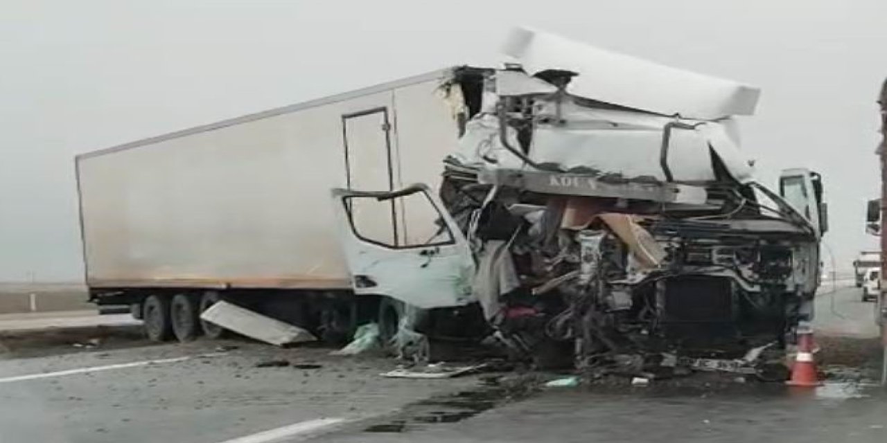 Arızalı tırı fark edemedi, dorsesine çarptı: 1 yaralı