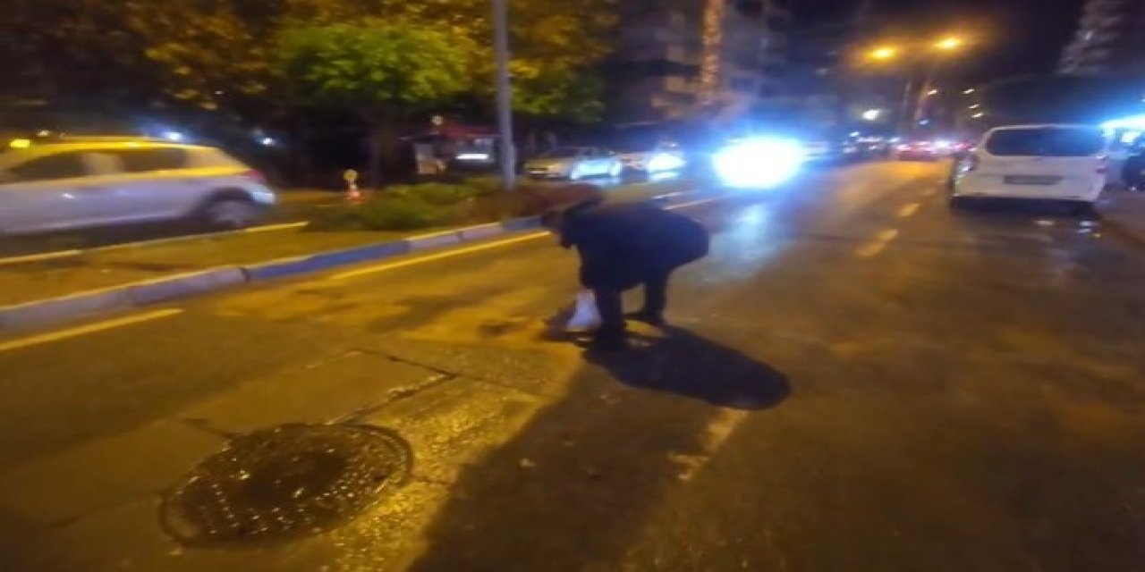 Yoldaki çukurları görünce dayanamadı, kum ve çakılla kapattı