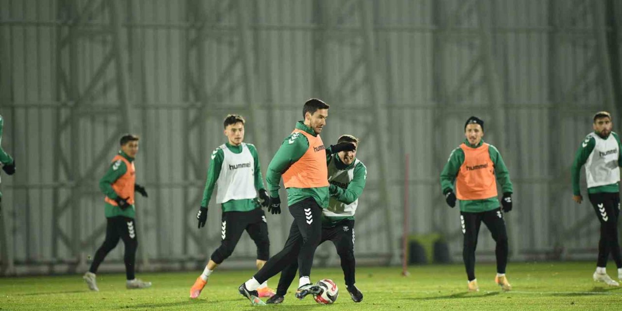 Konyaspor, Kadıköy deplasmanı için taktik yüklemesine başladı