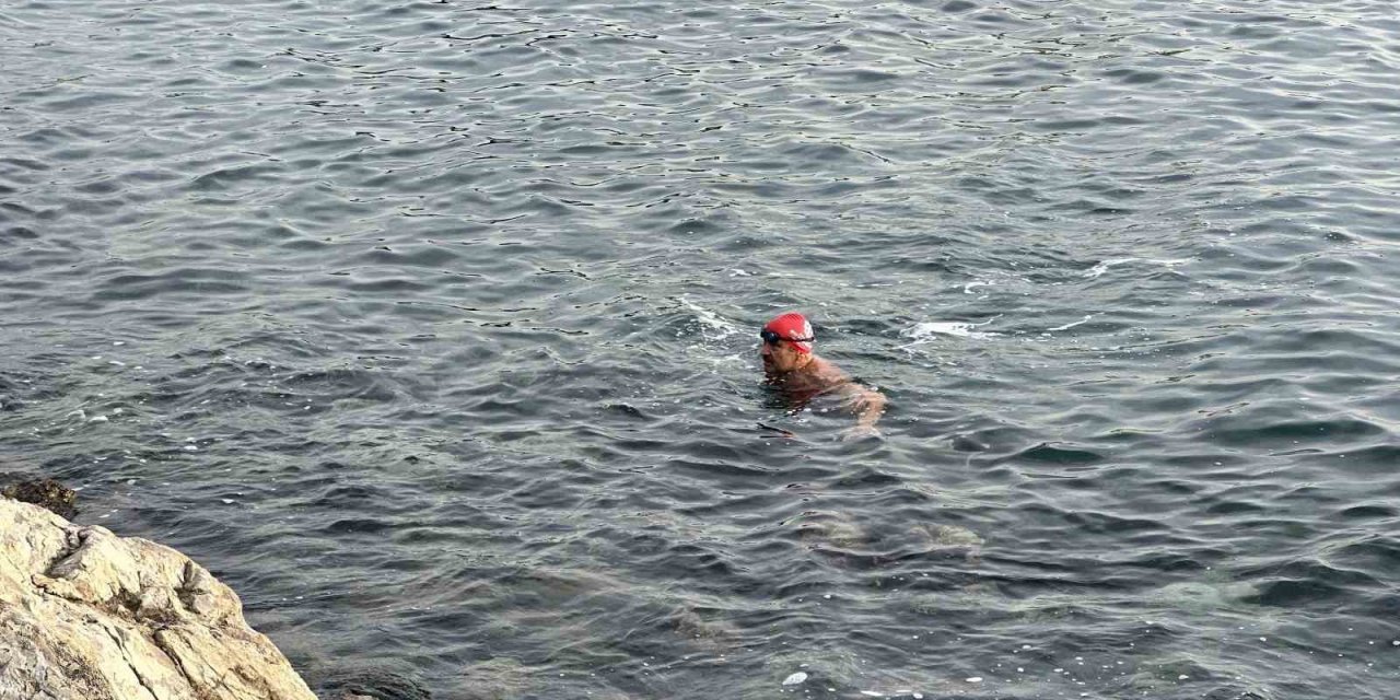 İki arkadaş denize girdi, izleyenler üşüdü